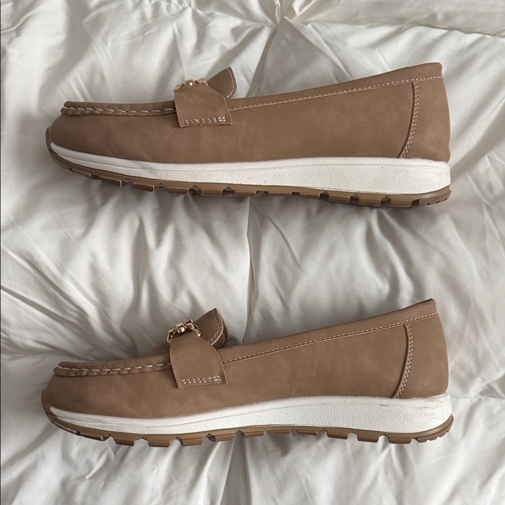 Elegant Tan Loafers for Women - Picture 4 of 4